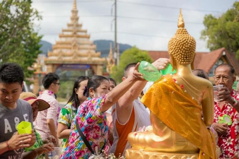 worship Buddha songkran