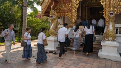 respectful dressing while entering temple Thailand